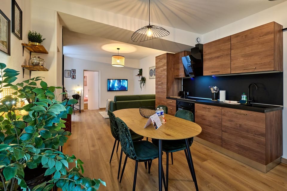 TV and multimedia, Coffee/tea facilities, Kitchen or kitchenette, Living room, Seating area, Dining area, minibar, oven, pet friendly, stove