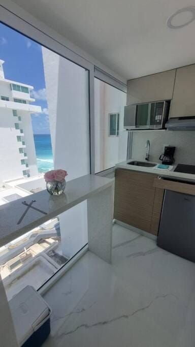 Kitchen or kitchenette, Dining area, Sea view, minibar, pet friendly, stove, air conditioner