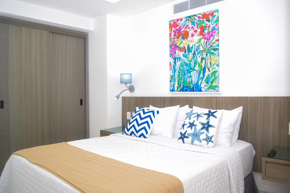 Bed, Photo of the whole room, Decorative detail, Bedroom, wardrobe, air conditioner