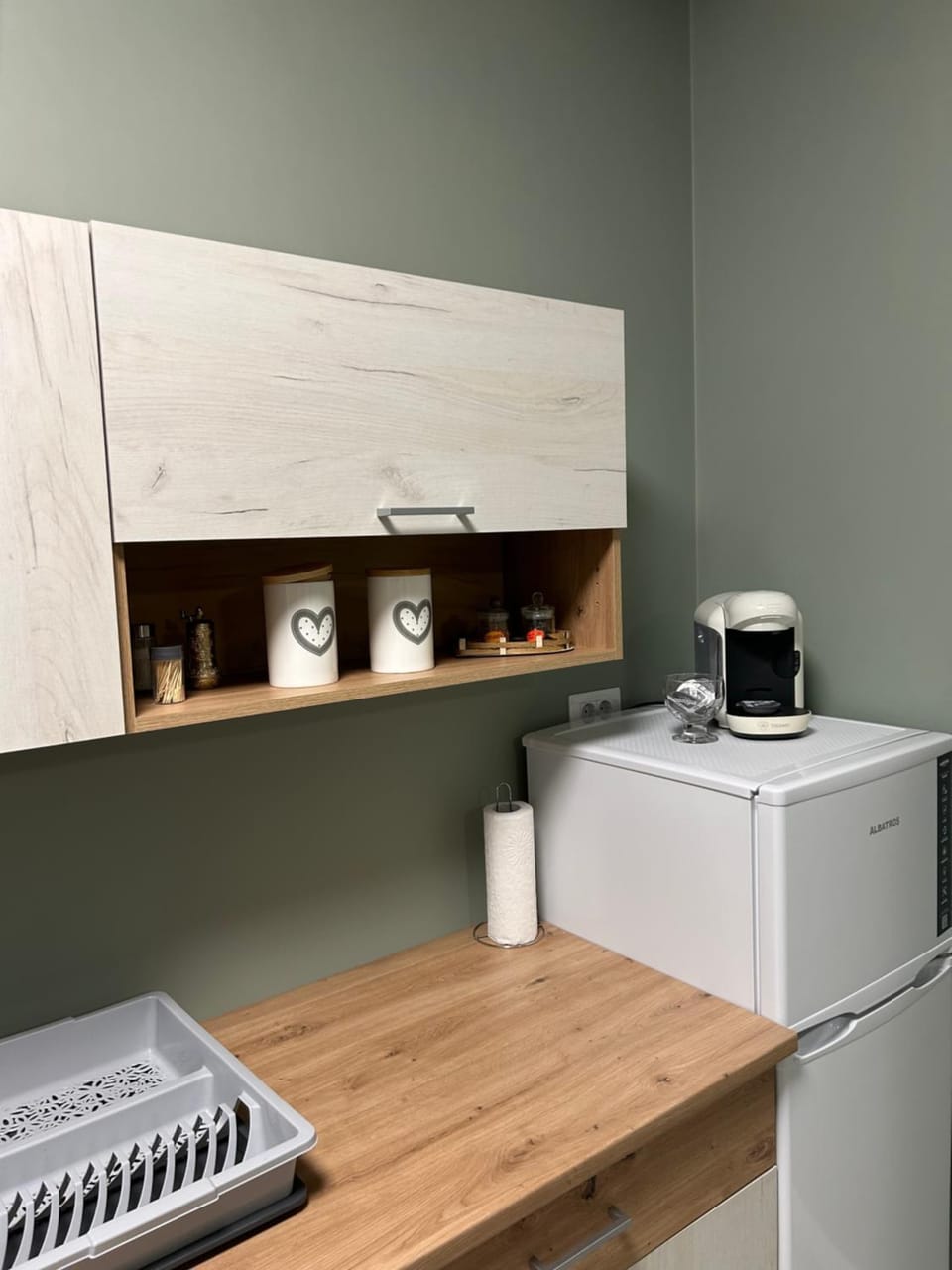 Kitchen or kitchenette, minibar
