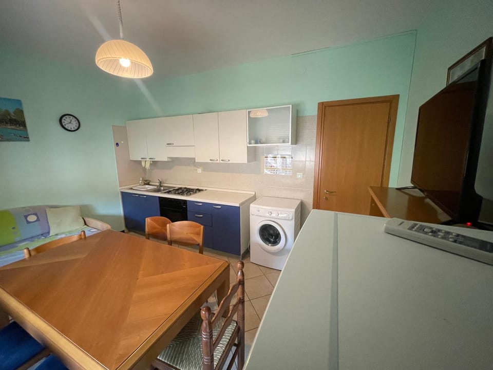 Kitchen or kitchenette, Dining area, pet friendly, washing machine