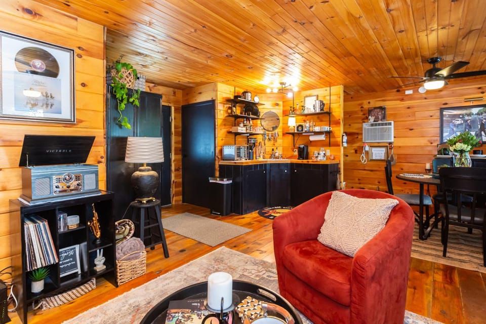 TV and multimedia, Coffee/tea facilities, Kitchen or kitchenette, Living room, Seating area, Dining area