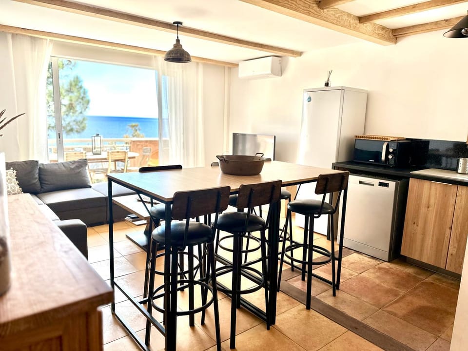 Natural landscape, Kitchen or kitchenette, Dining area, Sea view