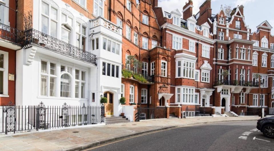 Property building, Day, Neighbourhood, Street view, Location
