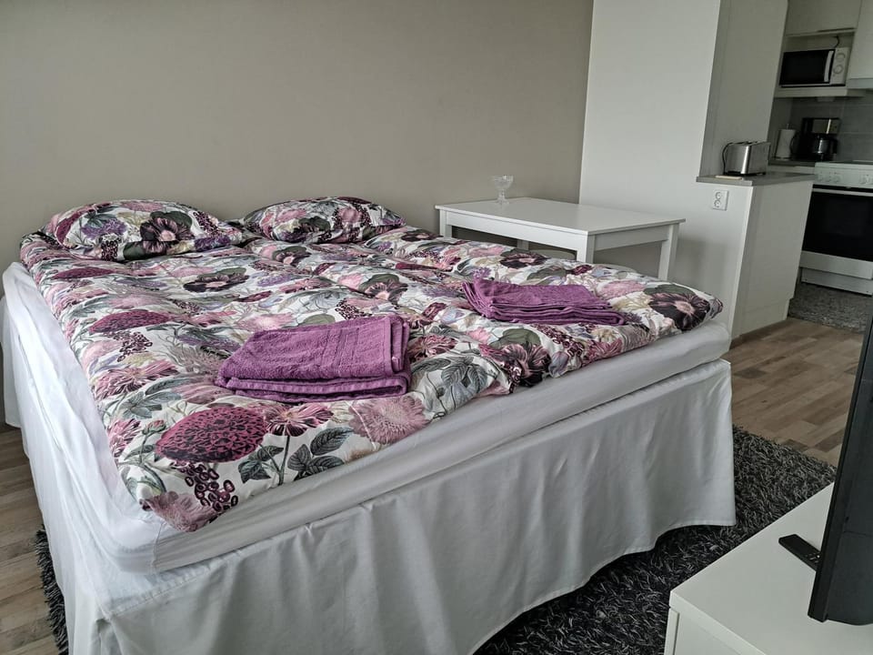 Bed, Seating area, Bedroom