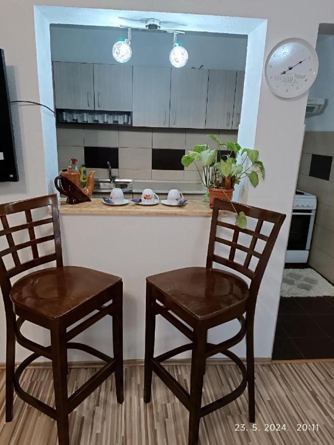 Kitchen or kitchenette, Food and drinks, Dining area, Food