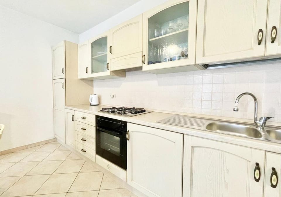 Kitchen or kitchenette, pet friendly, stove