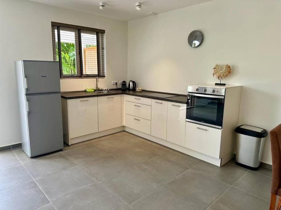 Kitchen or kitchenette, dishwasher, stove