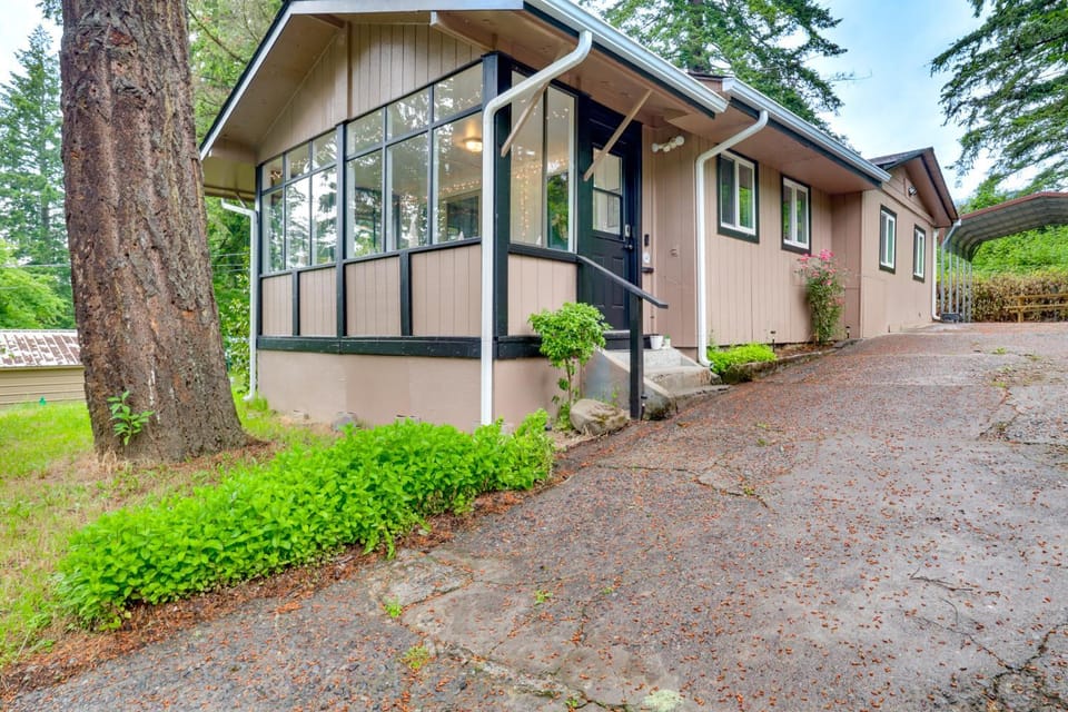 Detroit Lake Area Cabin 1/2 Mi to Santiam River Cabin in Willamette Valley