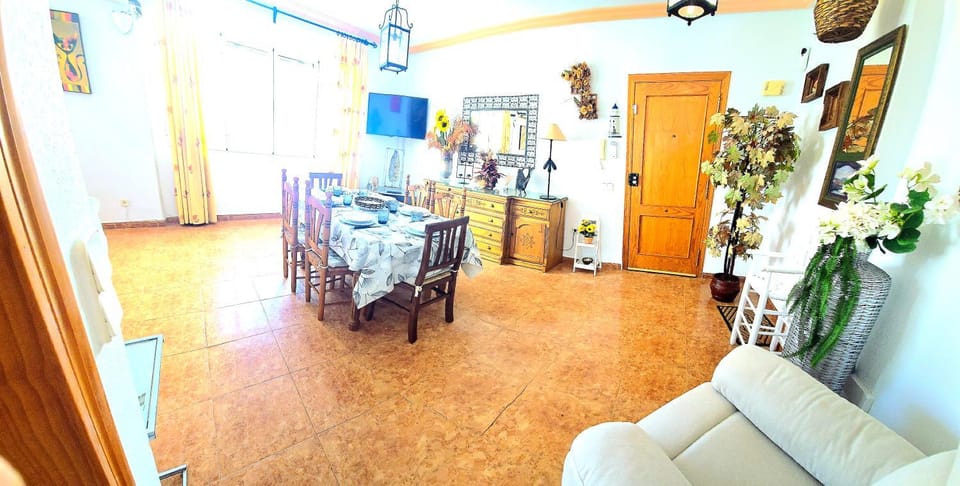 TV and multimedia, Living room, Seating area, Dining area