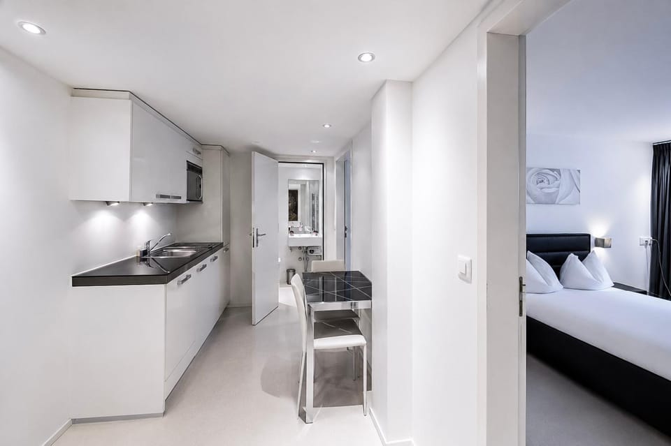Bed, Bathroom, Seating area, Dining area, Bedroom, kitchen