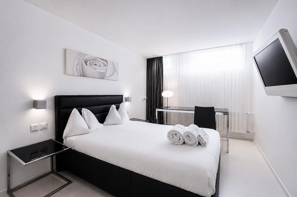Bed, TV and multimedia, Bedroom