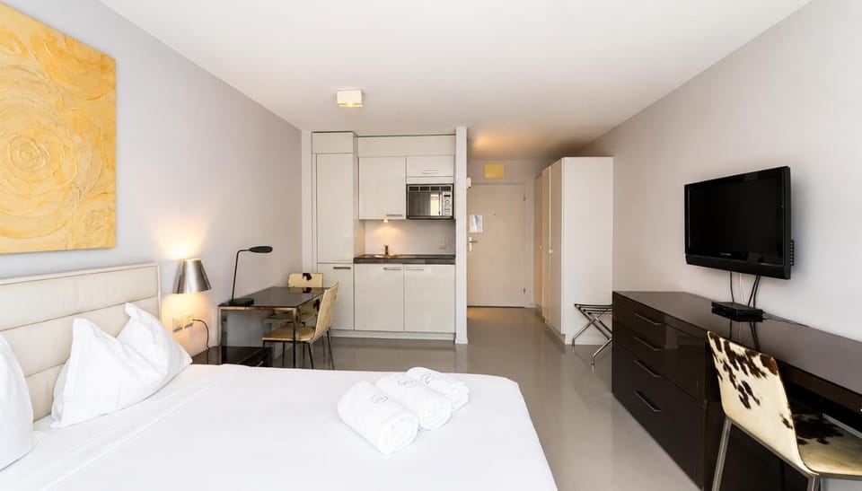 Bed, TV and multimedia, Seating area, Dining area, Bedroom, kitchen