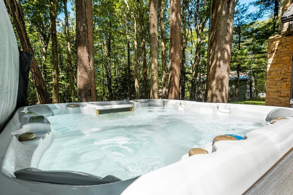 West Oak - hot tub, boat slip, outdoor fireplace House in Deep Creek Lake