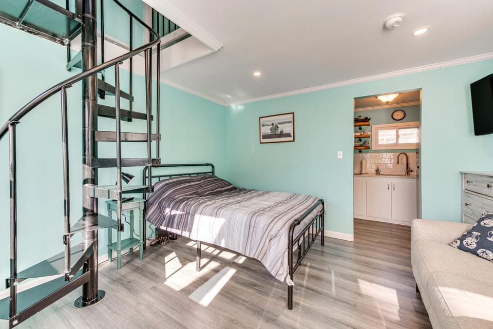 Cozy York Studio w/ Ocean View, Steps to Beach! Apartment in York Beach