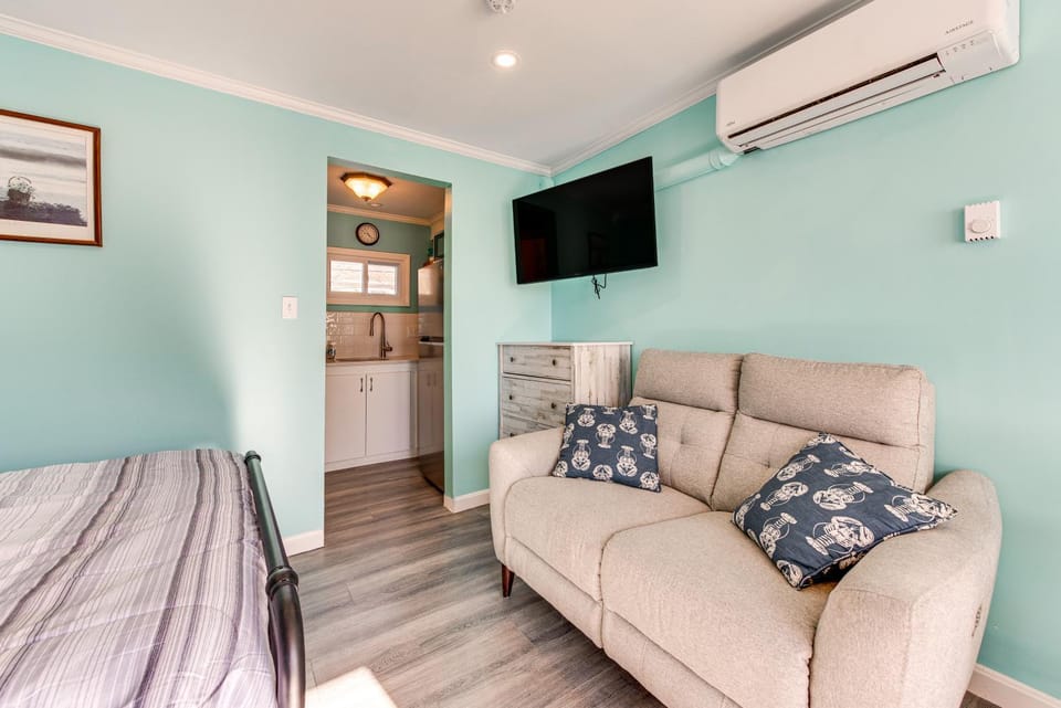 Cozy York Studio w/ Ocean View, Steps to Beach! Apartment in York Beach
