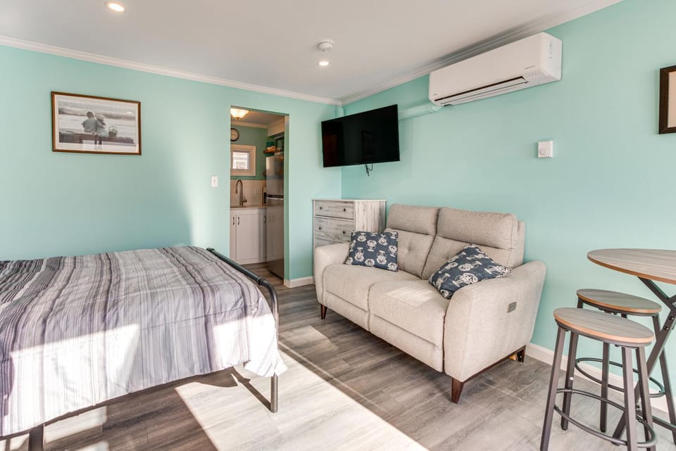 Cozy York Studio w/ Ocean View, Steps to Beach! Apartment in York Beach