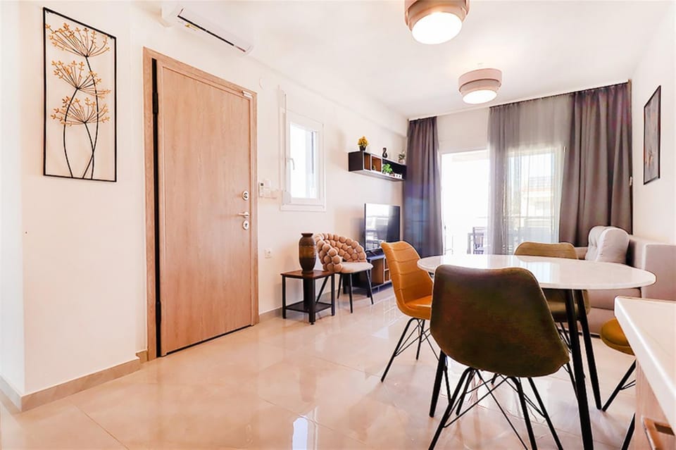 TV and multimedia, Living room, Seating area, Dining area, air conditioner