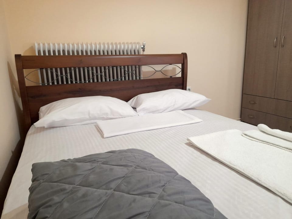 Bed, Photo of the whole room, Bedroom, towels