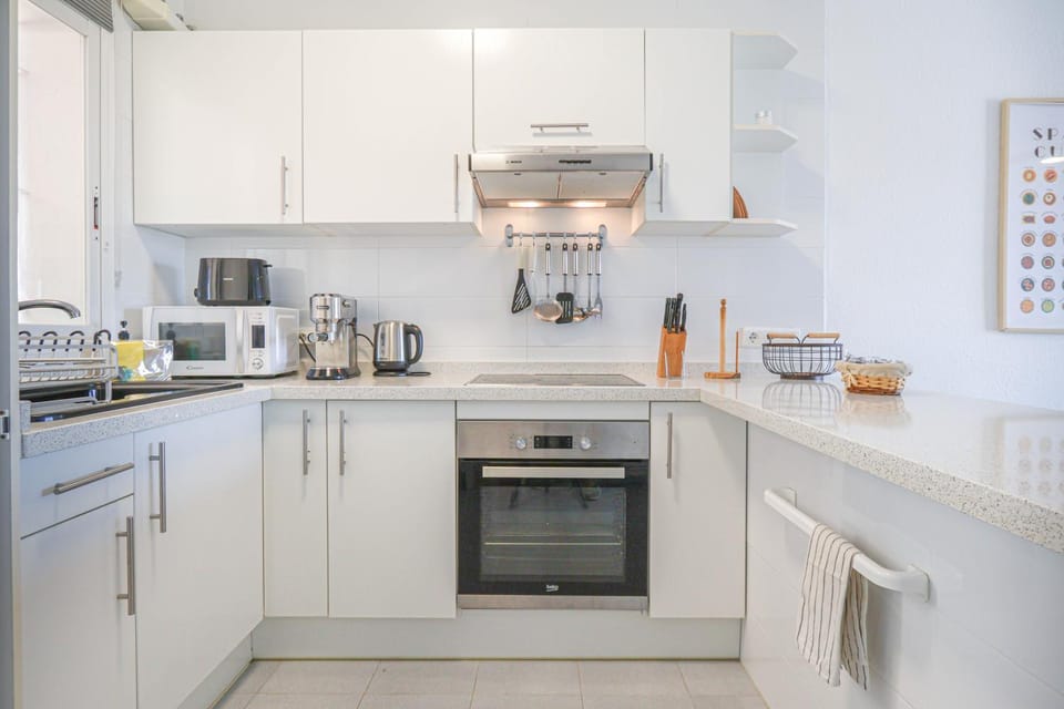 Coffee/tea facilities, Kitchen or kitchenette, oven, stove, toaster