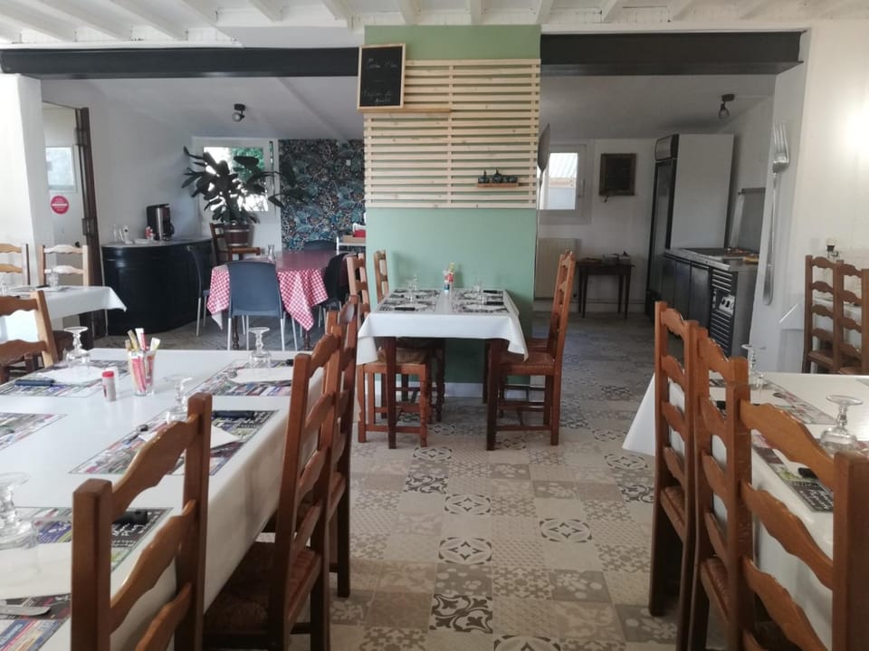 Restaurant/places to eat, Restaurant/places to eat