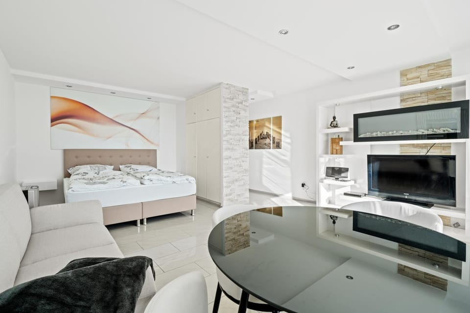 Bed, Living room, Photo of the whole room, Seating area