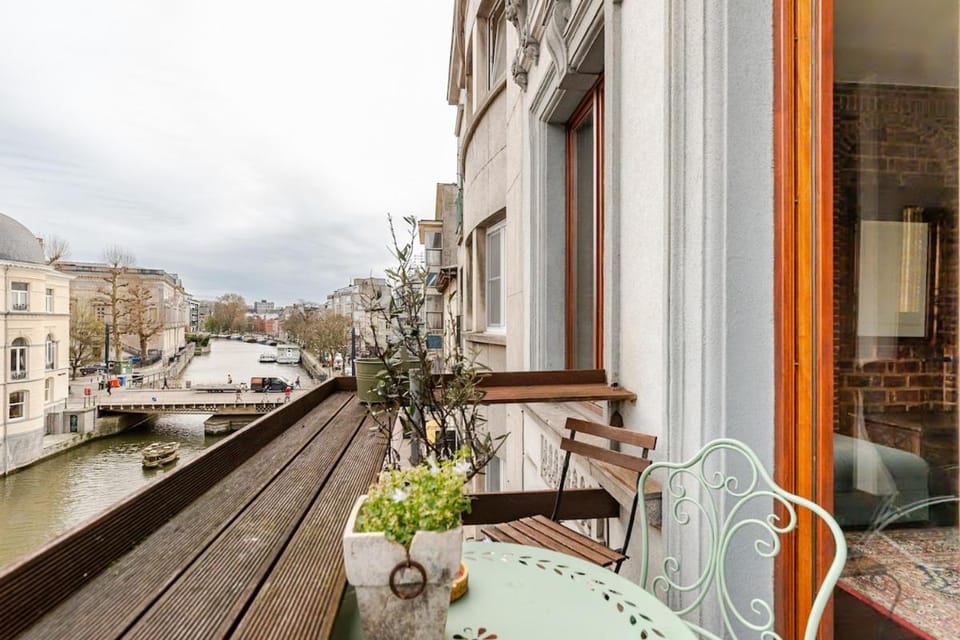 Grand Waterfront Suite with Private terrace on the Leie Canal Apartment in Ghent