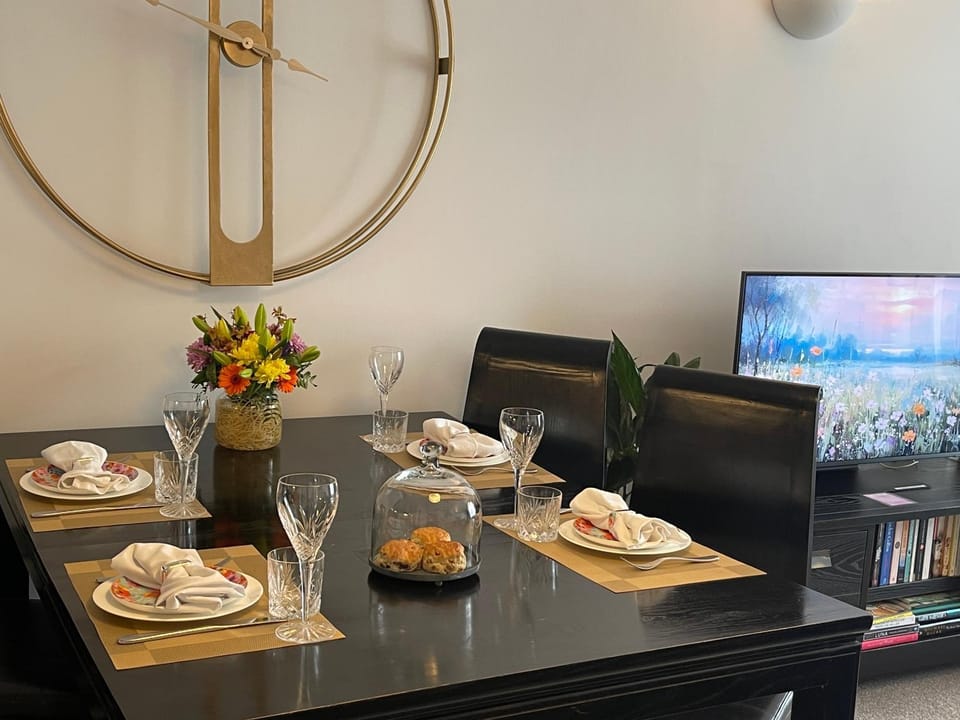 TV and multimedia, Food and drinks, Dining area, Food, Drinks