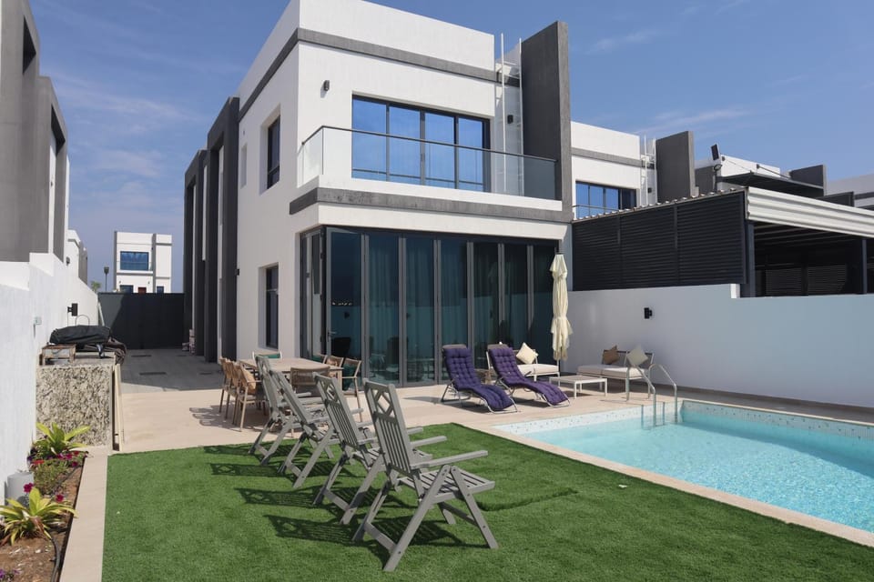 Property building, Patio, Spring, Day, Garden, Pool view, Swimming pool, sunbed