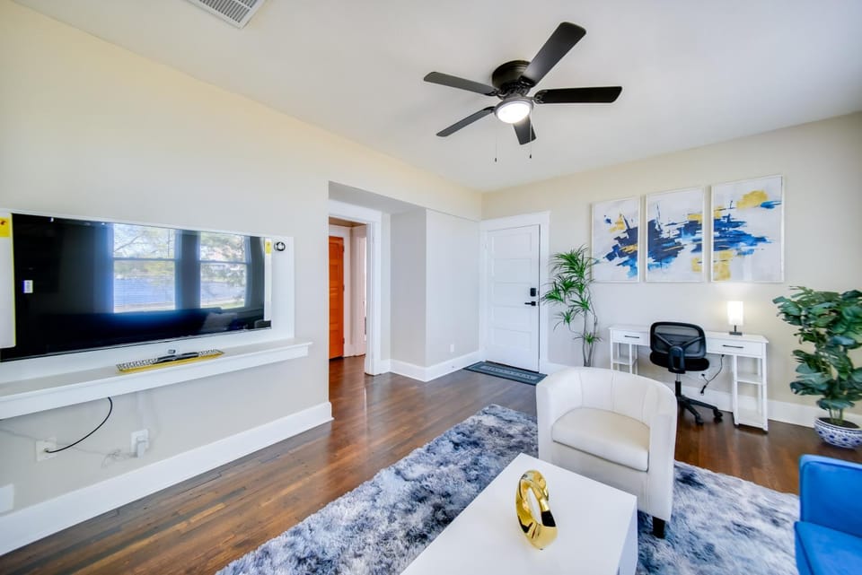 Modern Portsmouth Apartment: Walk to Norfolk Ferry Apartment in Portsmouth