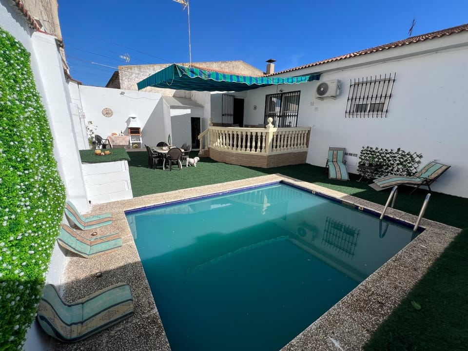 Patio, Swimming pool, sunbed