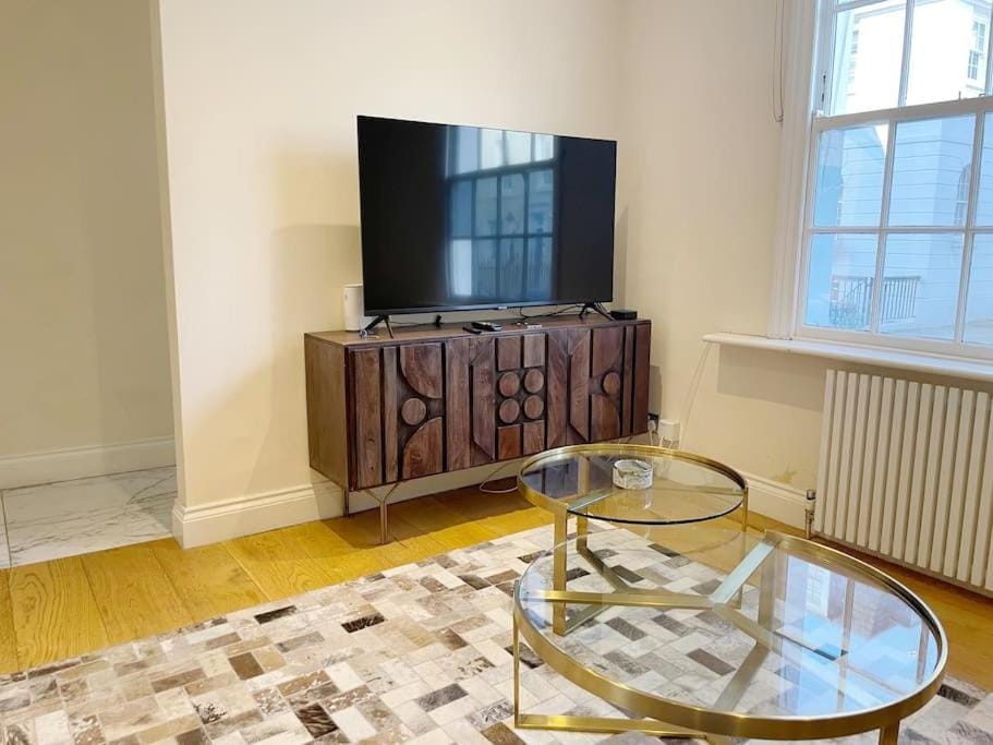 4 Bedroom Townhouse Seconds Away from Harrods Apartment in City of Westminster