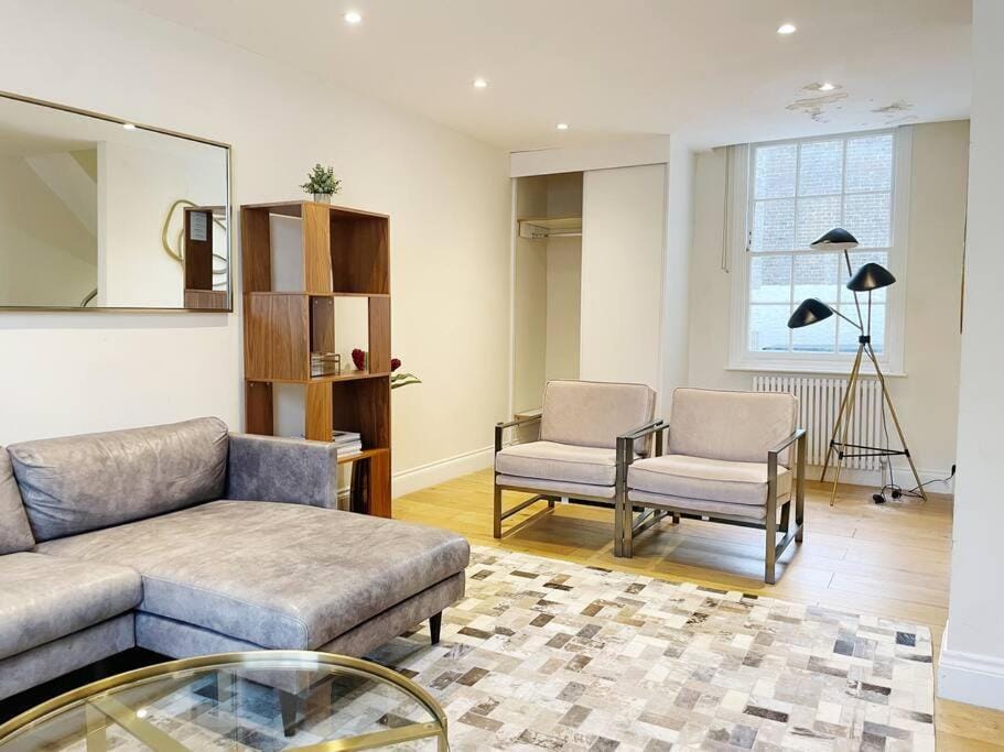 4 Bedroom Townhouse Seconds Away from Harrods Apartment in City of Westminster