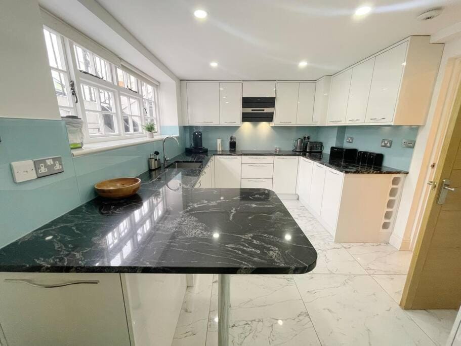 4 Bedroom Townhouse Seconds Away from Harrods Apartment in City of Westminster