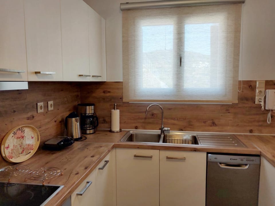 Coffee/tea facilities, Kitchen or kitchenette, dishwasher, oven, pet friendly, stove