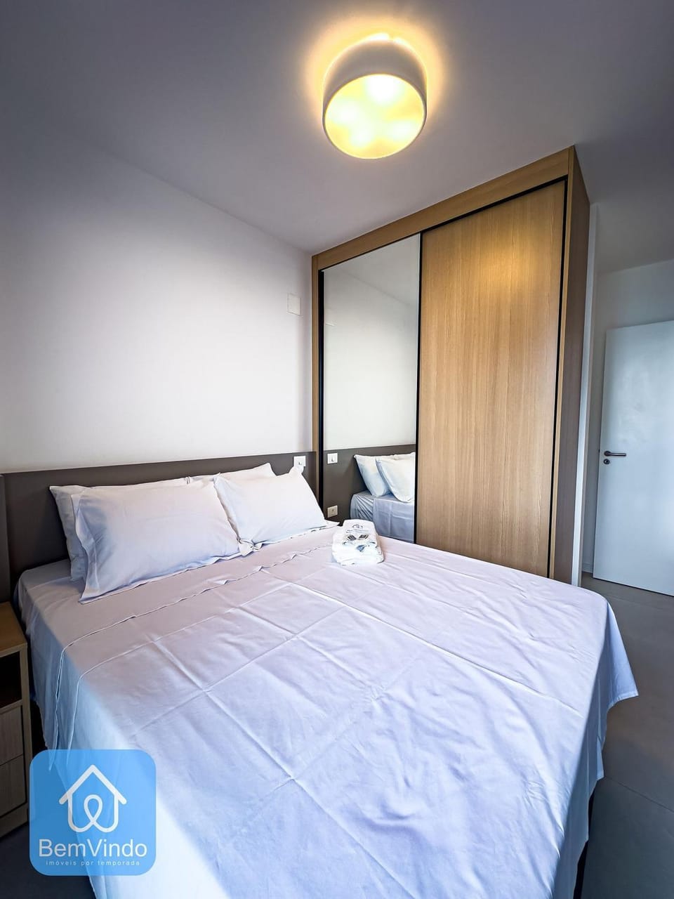 Photo of the whole room, Bedroom