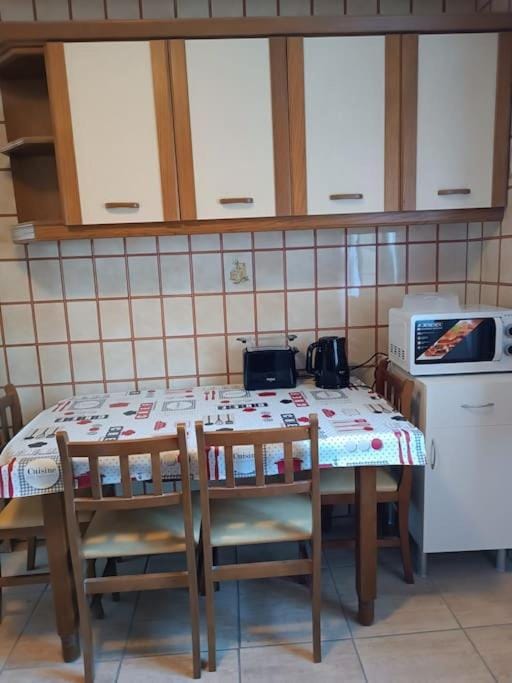Kitchen or kitchenette, Dining area, minibar, toaster