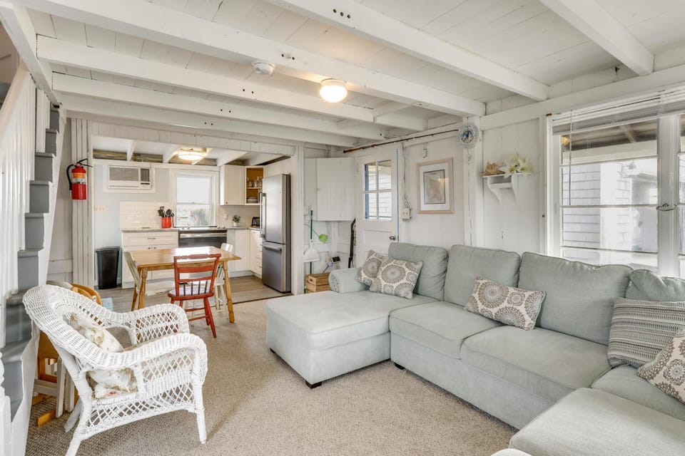 Charming Westbrook Cottage, Steps to Private Beach House in Old Saybrook