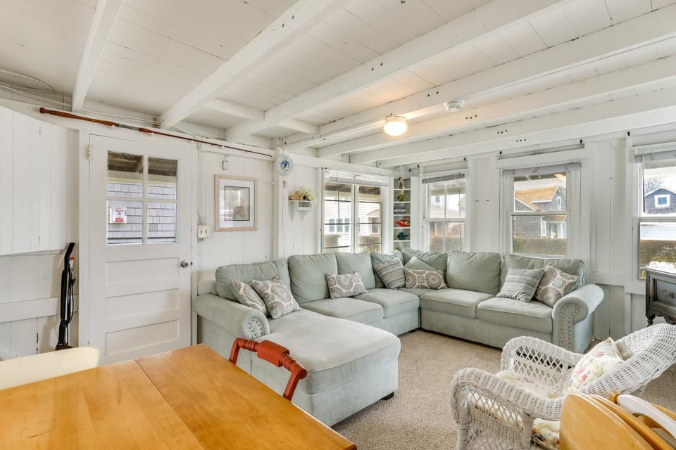 Charming Westbrook Cottage, Steps to Private Beach House in Old Saybrook