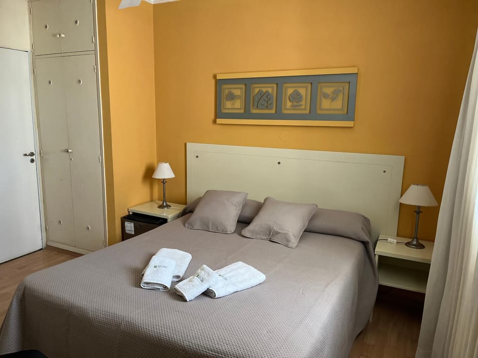 Bed, Photo of the whole room, Bedroom, minibar, pet friendly, towels, wardrobe