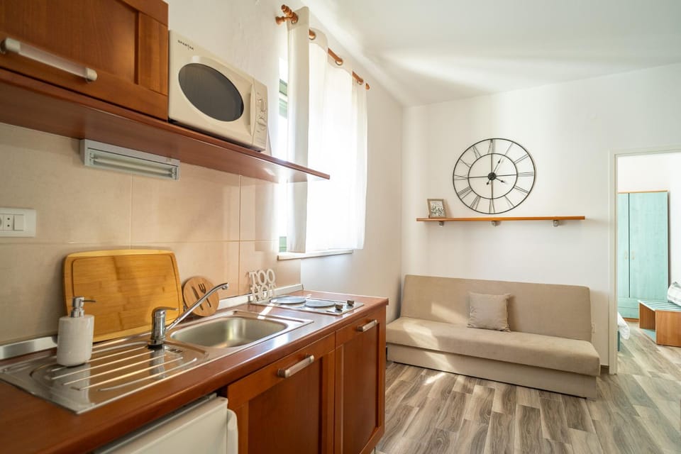 Kitchen or kitchenette, Seating area, Dining area