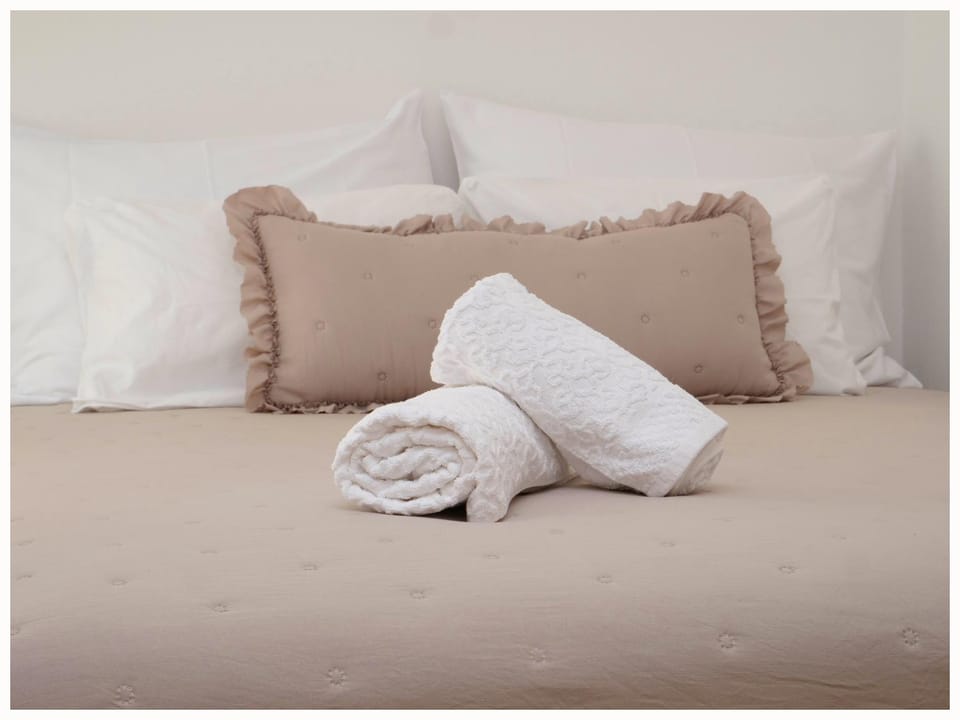 Bed, towels