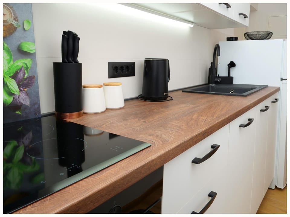 Kitchen or kitchenette, pet friendly, stove