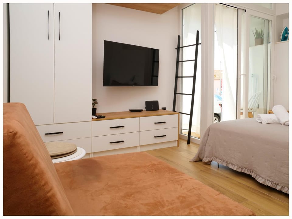 Bed, TV and multimedia, Bedroom, hair dresser, wardrobe