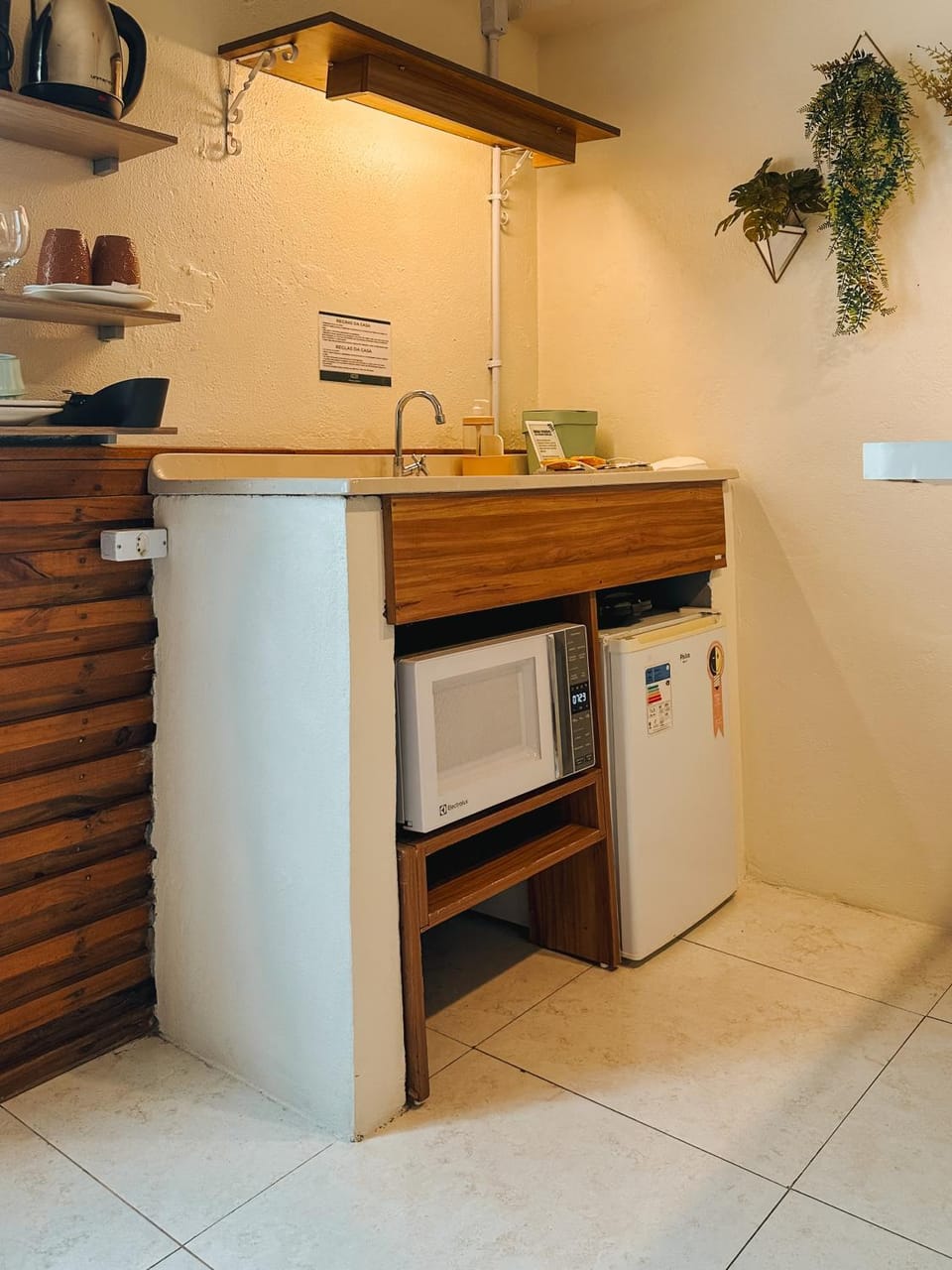 Kitchen or kitchenette, minibar