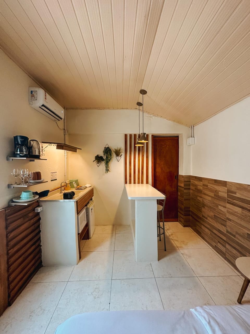 Kitchen or kitchenette, minibar, air conditioner