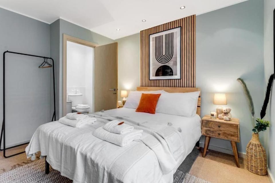 Bed, Bedroom, towels