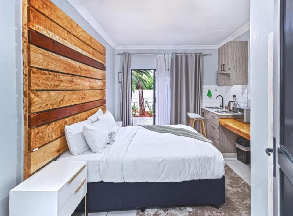Bedroom, kitchen