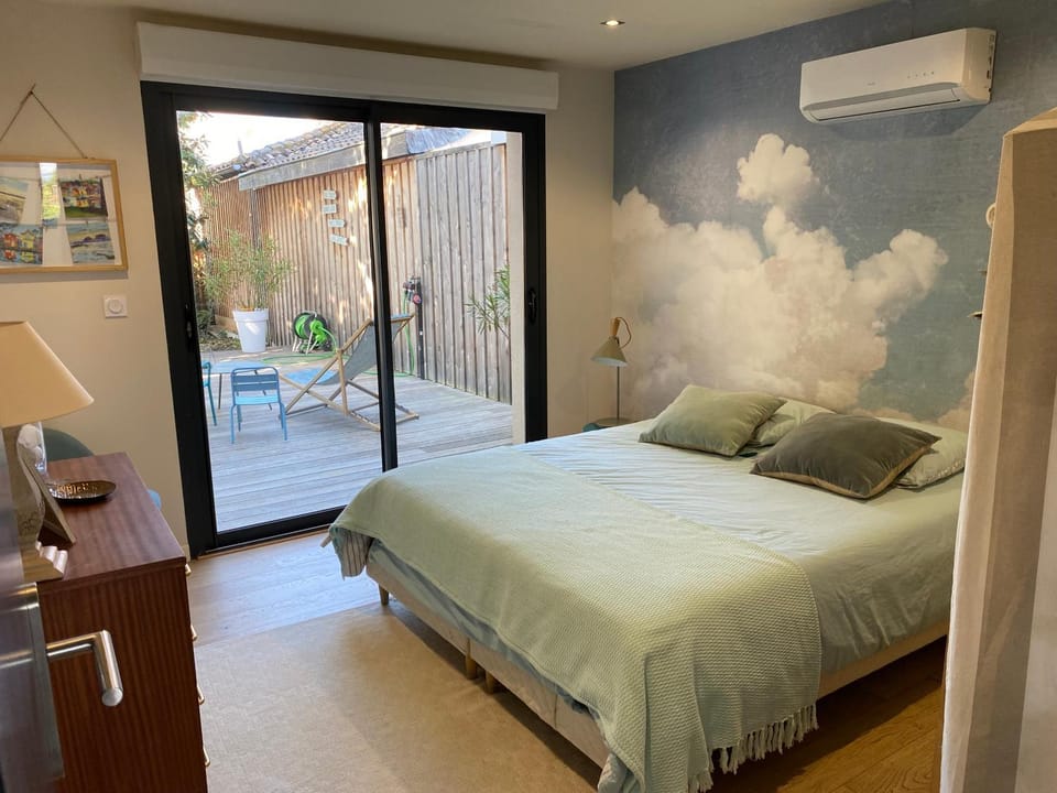 Bed, Photo of the whole room, Bedroom, air conditioner