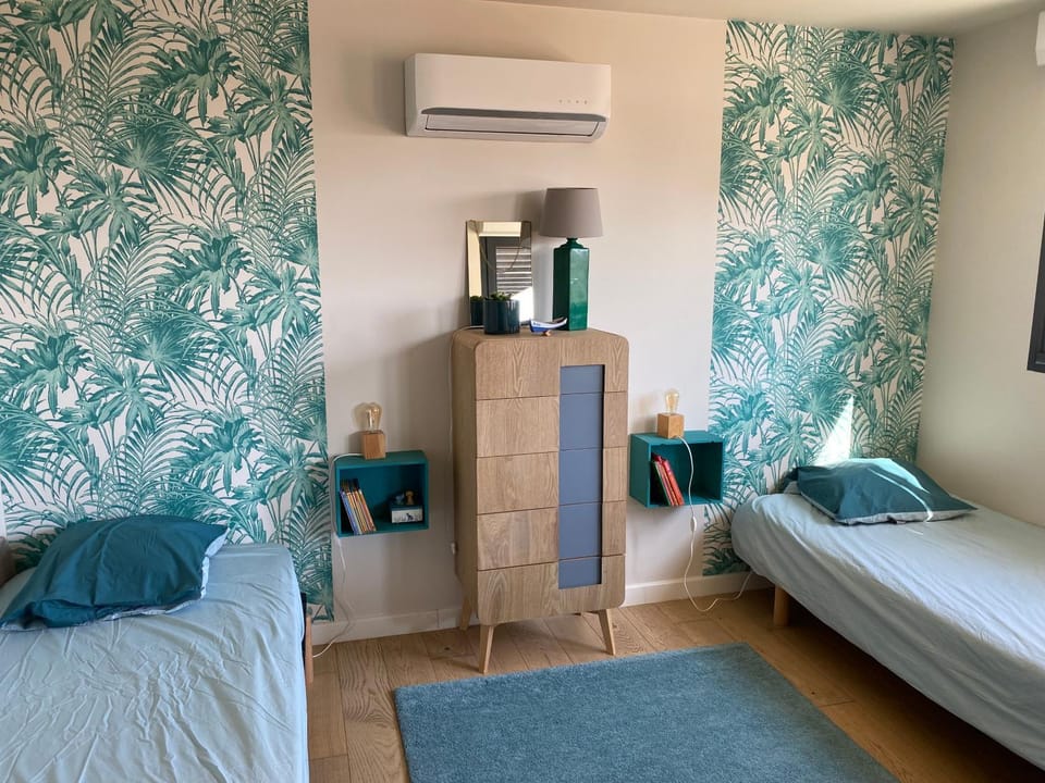 Bed, Bedroom, air conditioner